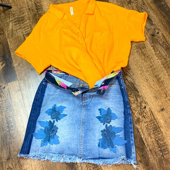 POL Jr Small Blue Jean Raw Edge Hem Etched flowers Denim Mini Skirt - Picture 5 of 5